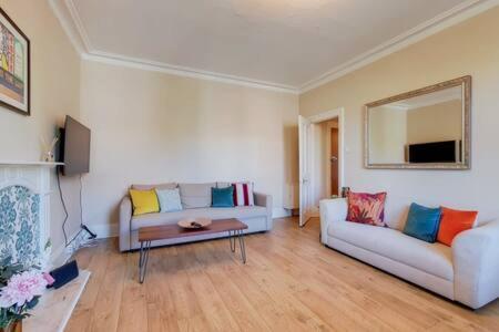 Spacious Ealing Broadway Apartment ลอนดอน ภายนอก รูปภาพ