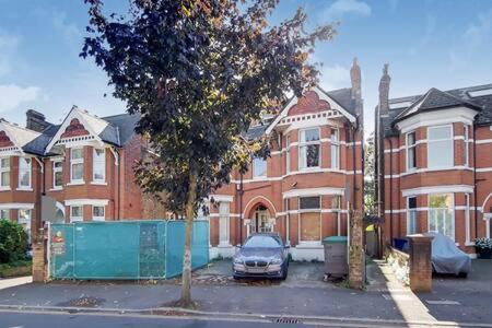 Spacious Ealing Broadway Apartment ลอนดอน ภายนอก รูปภาพ