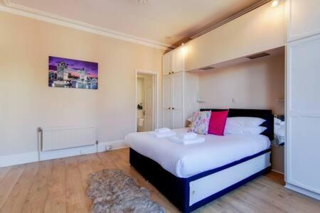 Spacious Ealing Broadway Apartment ลอนดอน ภายนอก รูปภาพ